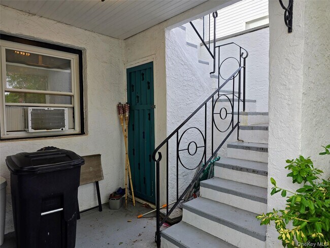 Building Photo - 537 E Chester St