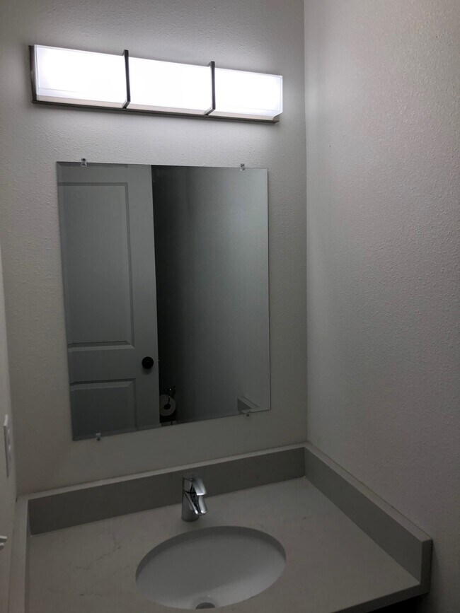 Building Photo - 4.5 Bathrooms ! 4 large bedrooms! Close to CWU