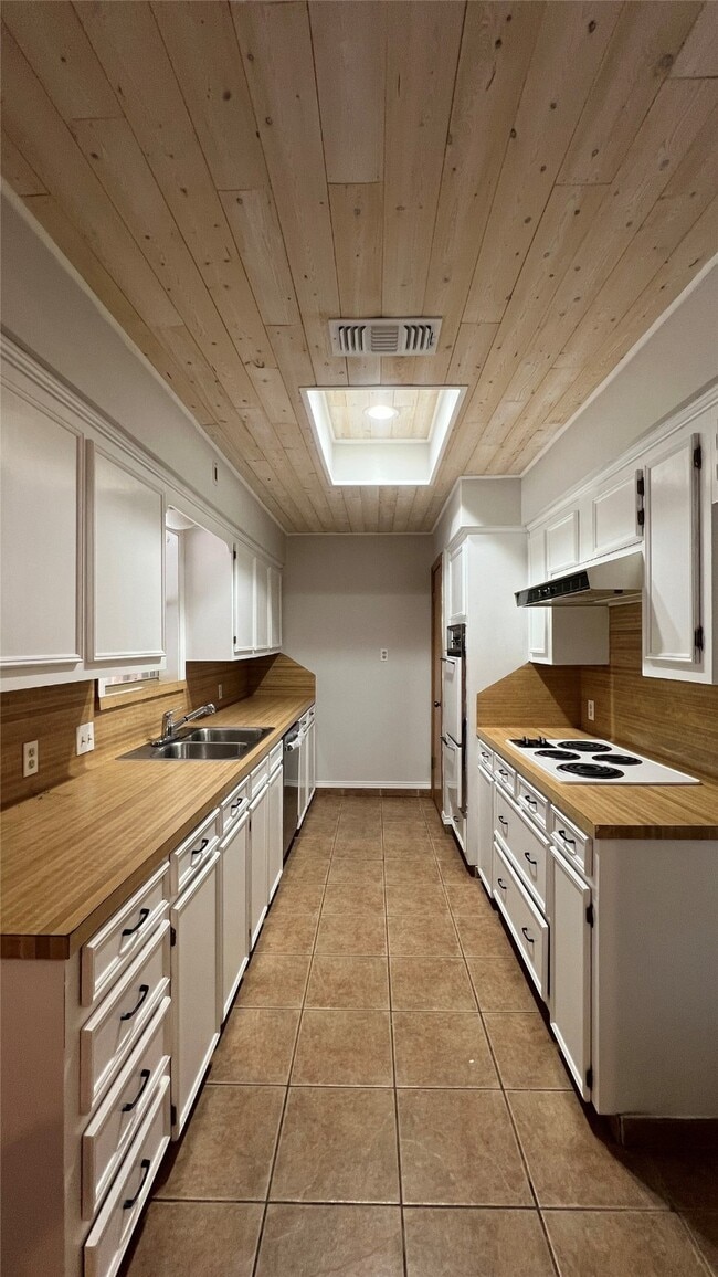 Building Photo - 1806 Cedar Dr