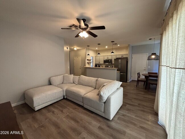 Building Photo - 948 E Savannah Dr
