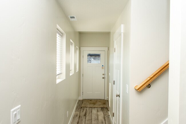 Building Photo - 144 W 425 N