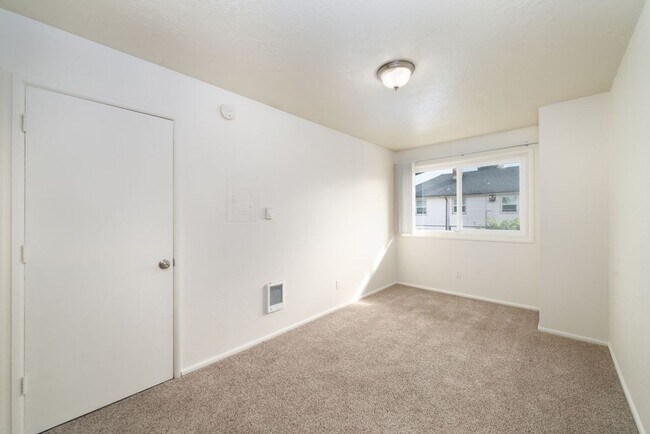 Building Photo - 1 bedroom ,pets welcome! Get it now before...