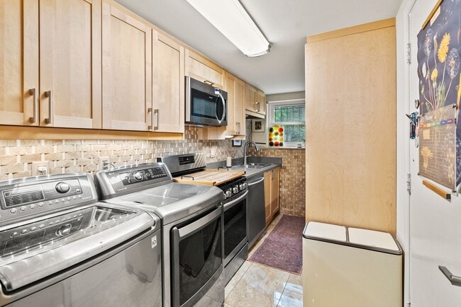 Building Photo - Charming Row Home | 2 Bed | 1 Bath | 950 Sf | Fenced Backyard | 2 Surface Parking Spaces