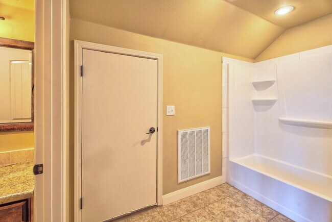 Building Photo - Beautiful 4-Bedroom Home with High Ceilings Available for Summer 2026 Pre-Lease