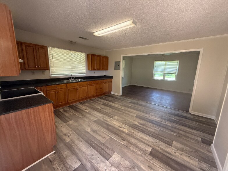 Building Photo - 145 Hume Ave