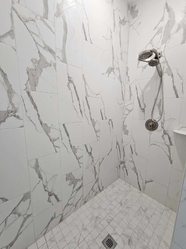 Building Photo - Private Master Bedroom and Bathroom available in a Large, Modern Home. The Master Bedroom feature...