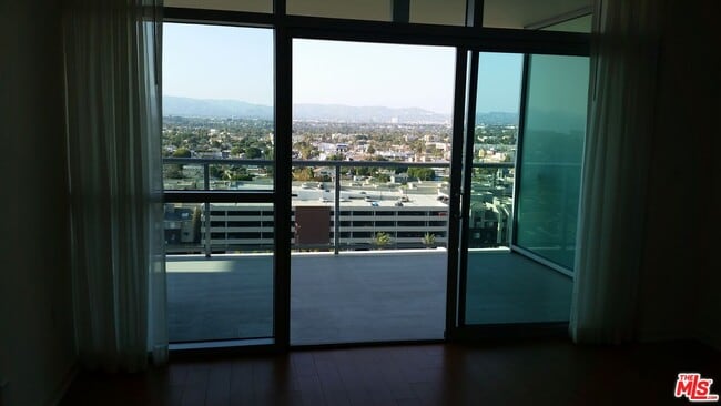 Building Photo - 13700 Marina Pointe Dr