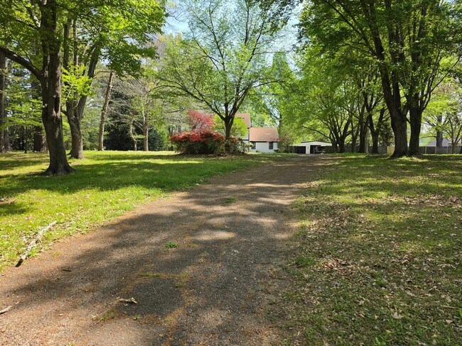 Building Photo - 4580 Shadowlawn Rd