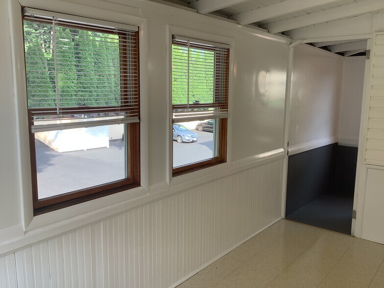 Building Photo - 47 Conger Ave