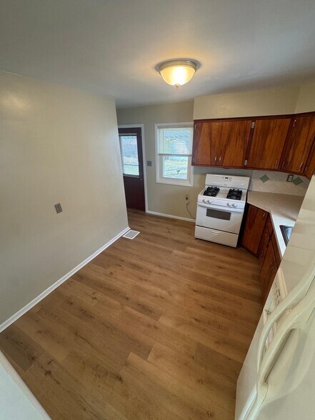 Building Photo - 507 Maplewood Dr