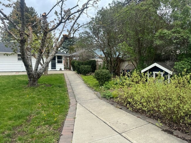 Building Photo - Spacious Home with Great Location