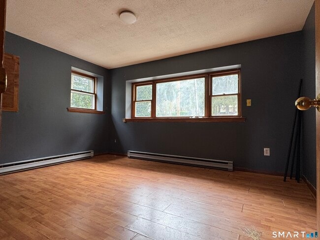 Building Photo - 158 River Rd