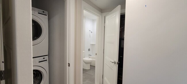 Building Photo - 425 Lagrange St