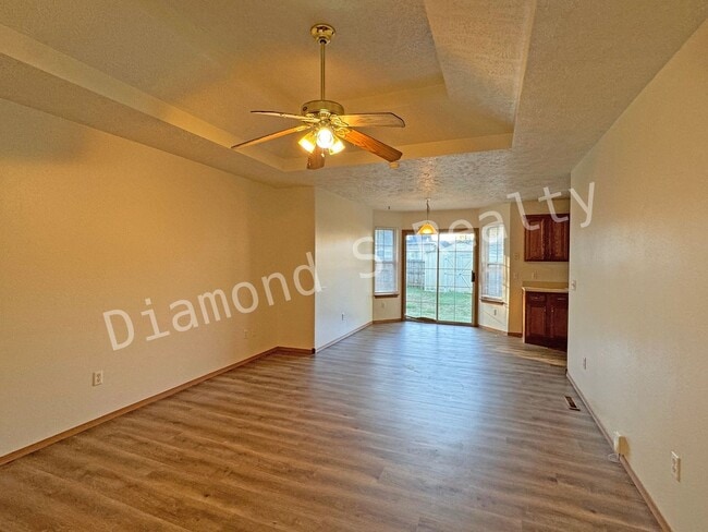 Building Photo - 3 Bedroom Home Located in Established Neighborhood!