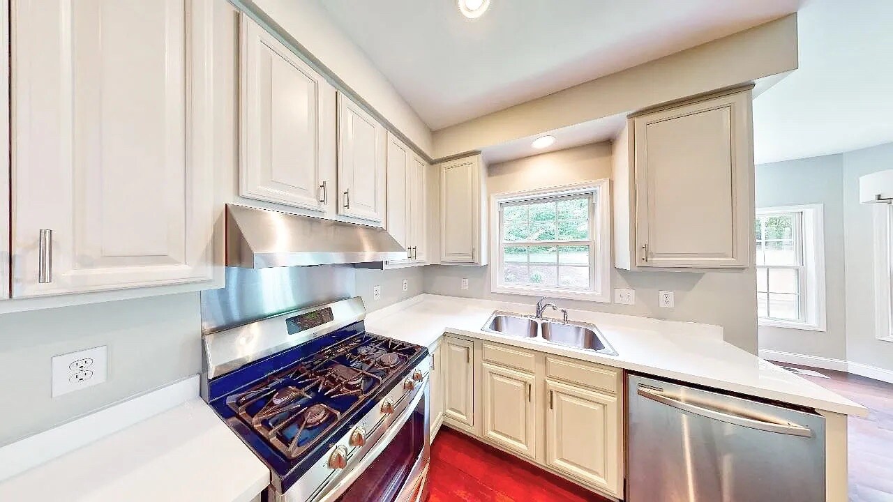 Building Photo - Room in House on New Parkside Dr