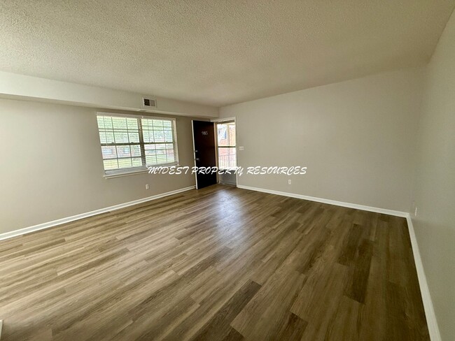 Building Photo - Stunning 1 Bedroom Apartment w/ Covered Pa...