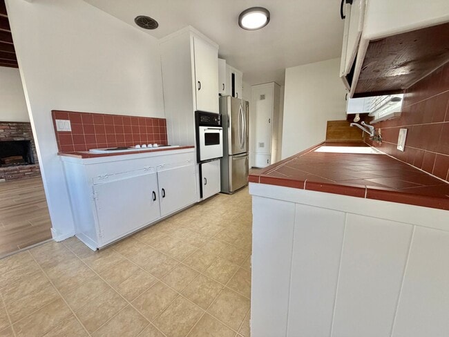 Building Photo - Spacious 3BD Manhattan Beach Home with Brand New Flooring, Large Den & 2-Car Garage
