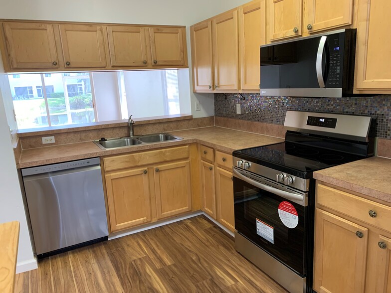 New appliances! - 10041 Poppy Hill Dr