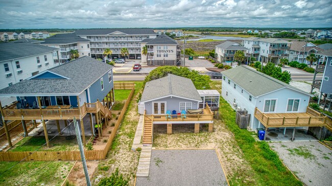 Building Photo - FURNISHED OFF-SEASON RENTAL (OCT THRU END OF APRIL)