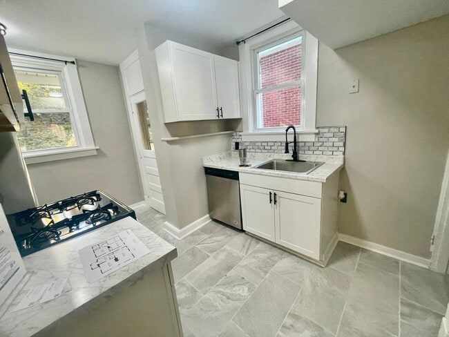 Building Photo - 3 Bedroom 1.5 Bath in Dormont! Off Street ...