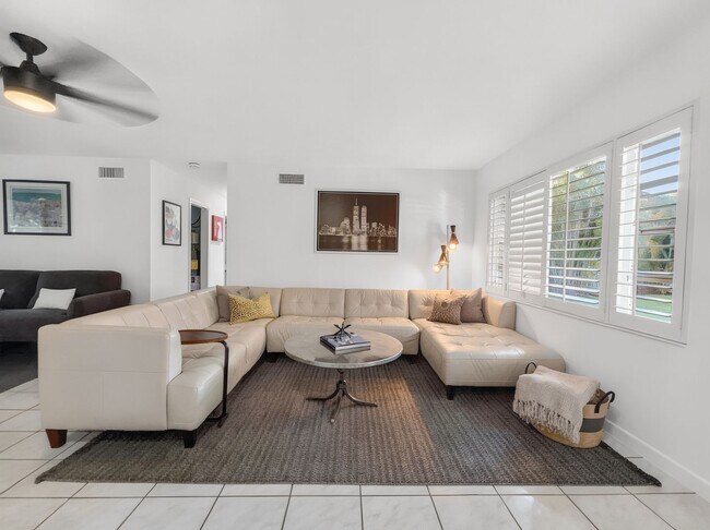 Building Photo - Retro Pool home close to downtown Naples