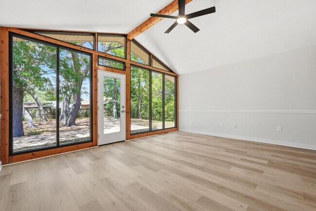 Building Photo - All Brick Home & Large Yard in Niceville!