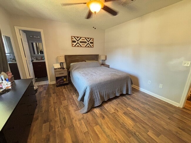 Building Photo - FOR RENT