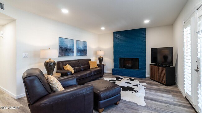 Building Photo - 1460 N La Rosa Dr