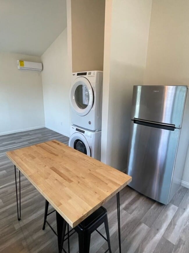 Building Photo - Newer Carriage Unit