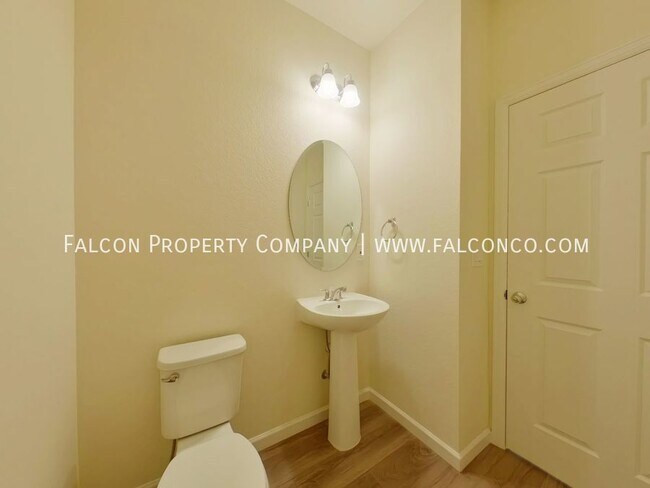 Building Photo - Extraordinary Townhome in Victory Ridge! -...