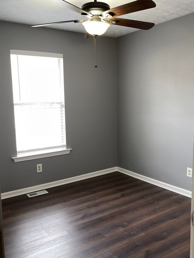 Building Photo - Split Foyer