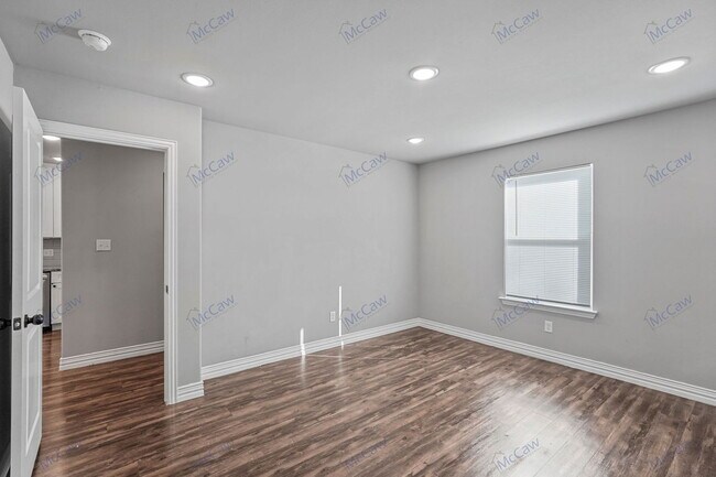 Building Photo - 105 Commerce St