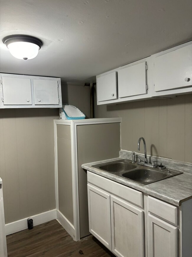 Building Photo - Centrally located 3/1 house