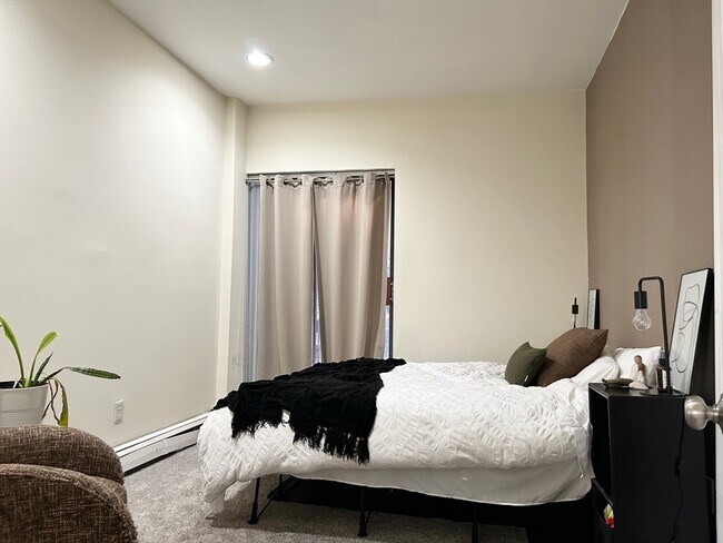 Building Photo - 390 Riverway