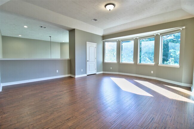 Building Photo - 10 Spotted Lily Way
