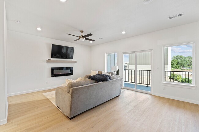 Building Photo - 1467 W Hendon St