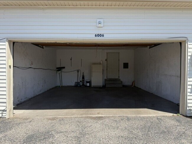 Building Photo - House For Lease