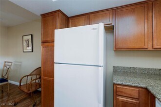 Building Photo - 7300 W Pirates Cove Rd