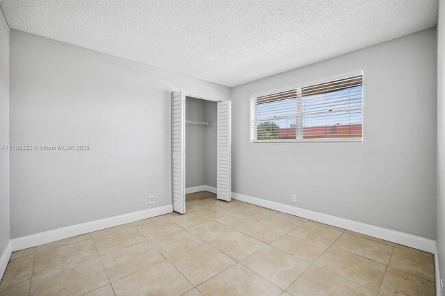 Building Photo - 850 E Commercial Blvd