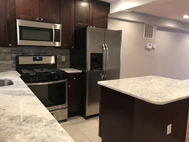 Building Photo - Charming 2 Bedroom/2.5 Bathroom Townhome in Highlandtown, MD!