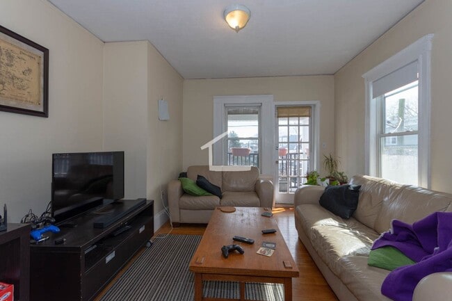 Building Photo - No Brokers Fee, In-Unit Washer and Dryer, Parking Included