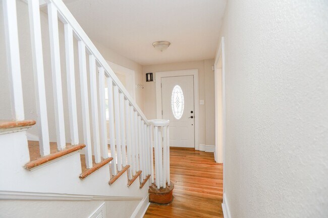 Building Photo - Stunning home rental in Portsmouth!
