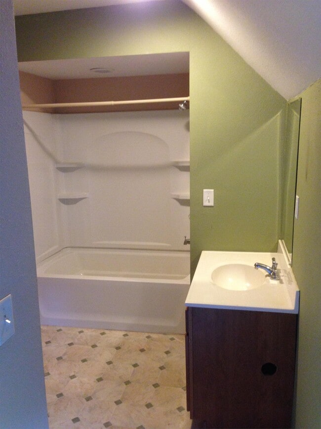 Building Photo - 400 Main St