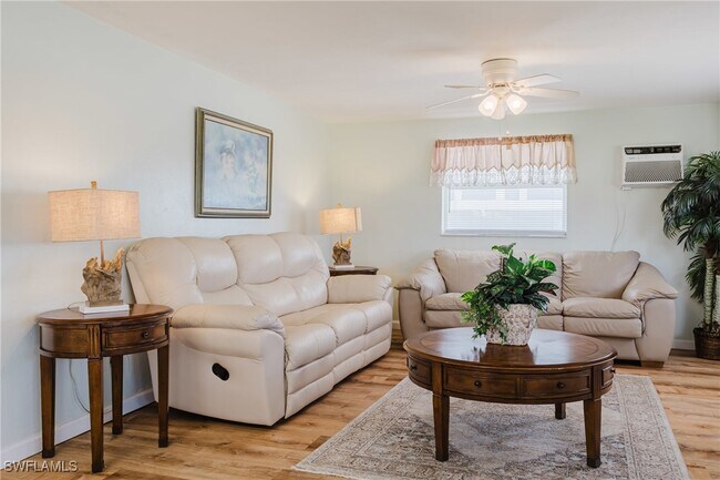 Building Photo - 950 San Carlos Dr