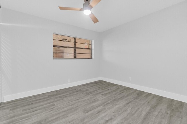 Building Photo - 200 Jacaranda Country Club Dr