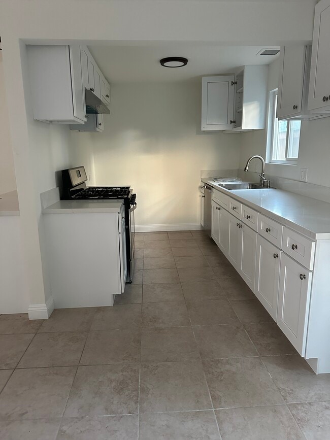 Building Photo - 242 W Avenida Palizada