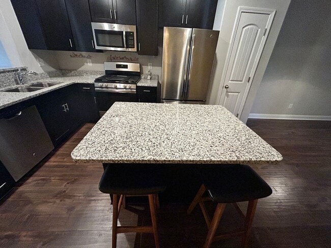 Building Photo - 3 Bedroom 3.5 Bath Spacious Townhome