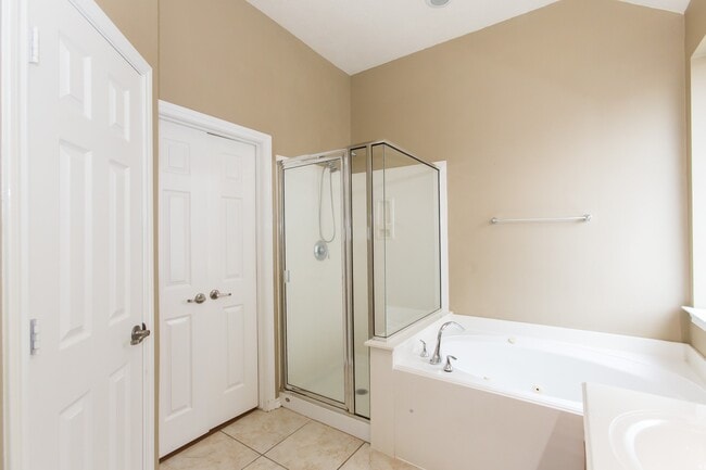 Building Photo - 10206 N Pine Ivy Ln
