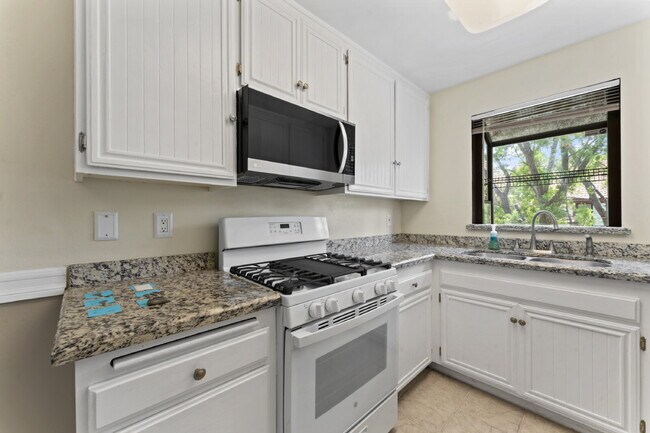 Building Photo - "Charming 2-Bed, 2-Bath Condo Retreat in S...