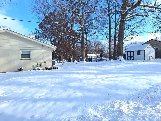 Building Photo - 227 Juneway Terrace